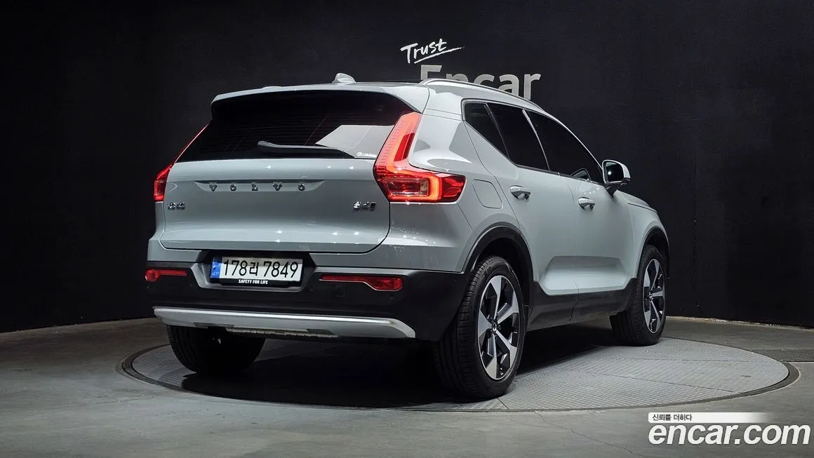 Volvo XC40 — фото 7