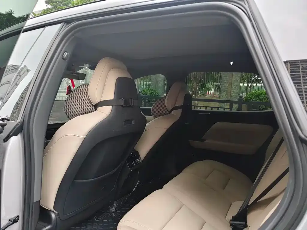 Volvo XC70 Plug-in Hybrid — фото 9