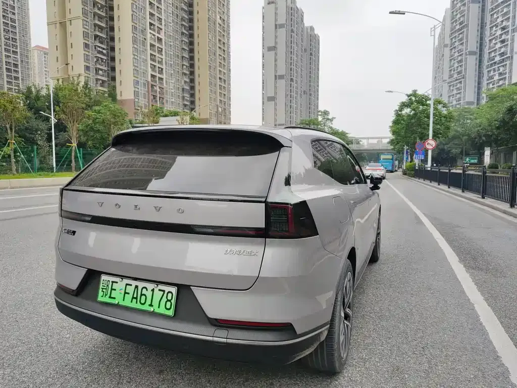 Volvo XC70 Plug-in Hybrid — фото 4
