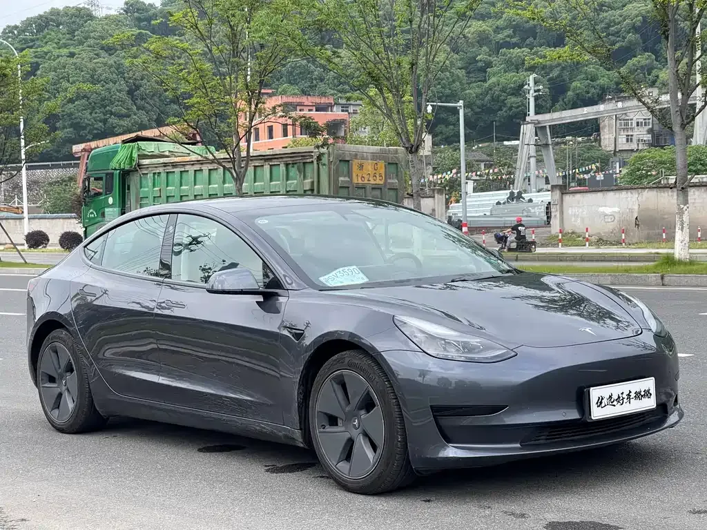 Tesla Model 3 — фото 1
