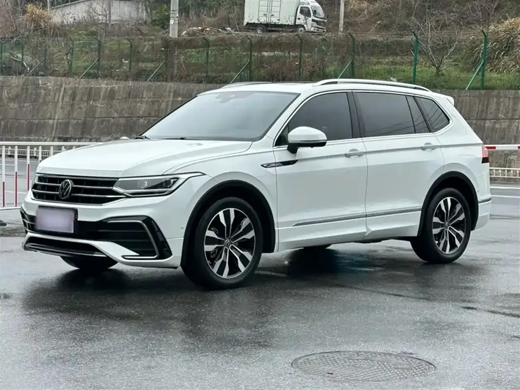 Volkswagen Tiguan L — фото 1