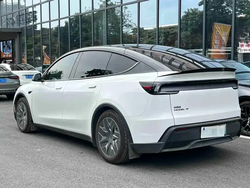 Tesla Model Y L — фото 8
