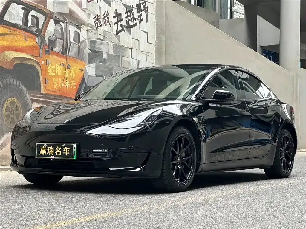 Tesla Model 3 — фото 1