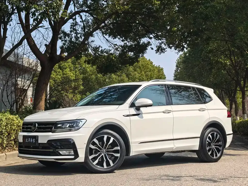 Volkswagen Tiguan L — фото 1