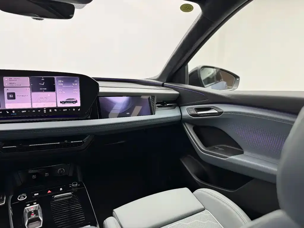 Audi Q6L e-tron — фото 2