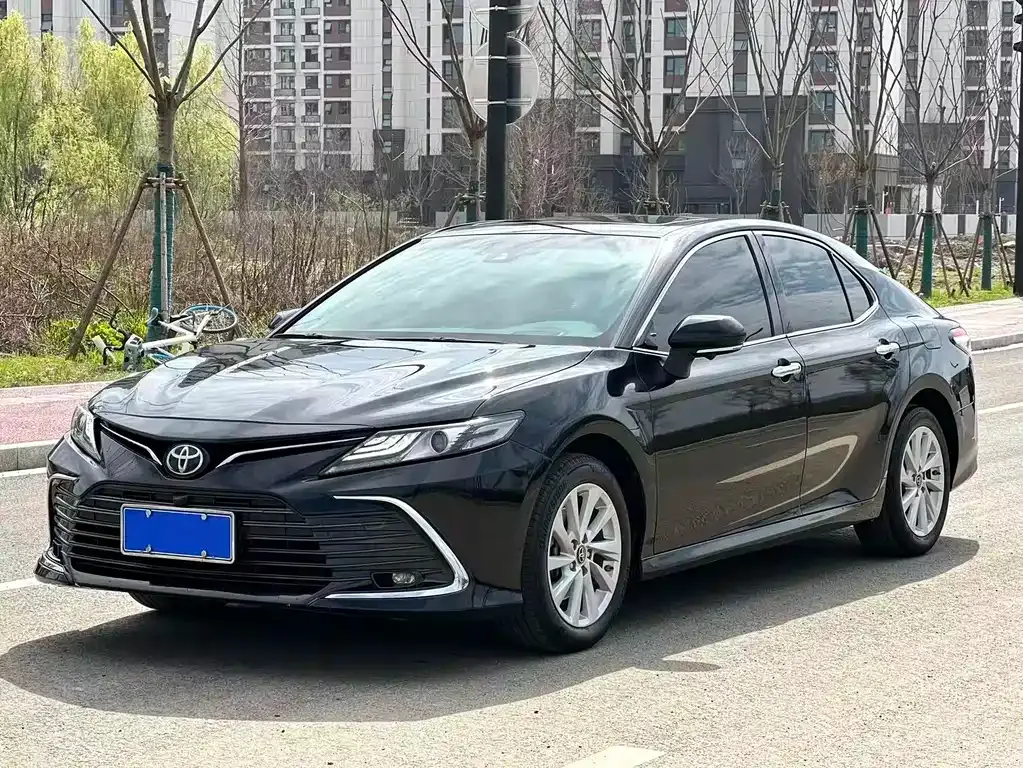 Toyota Camry — фото 1