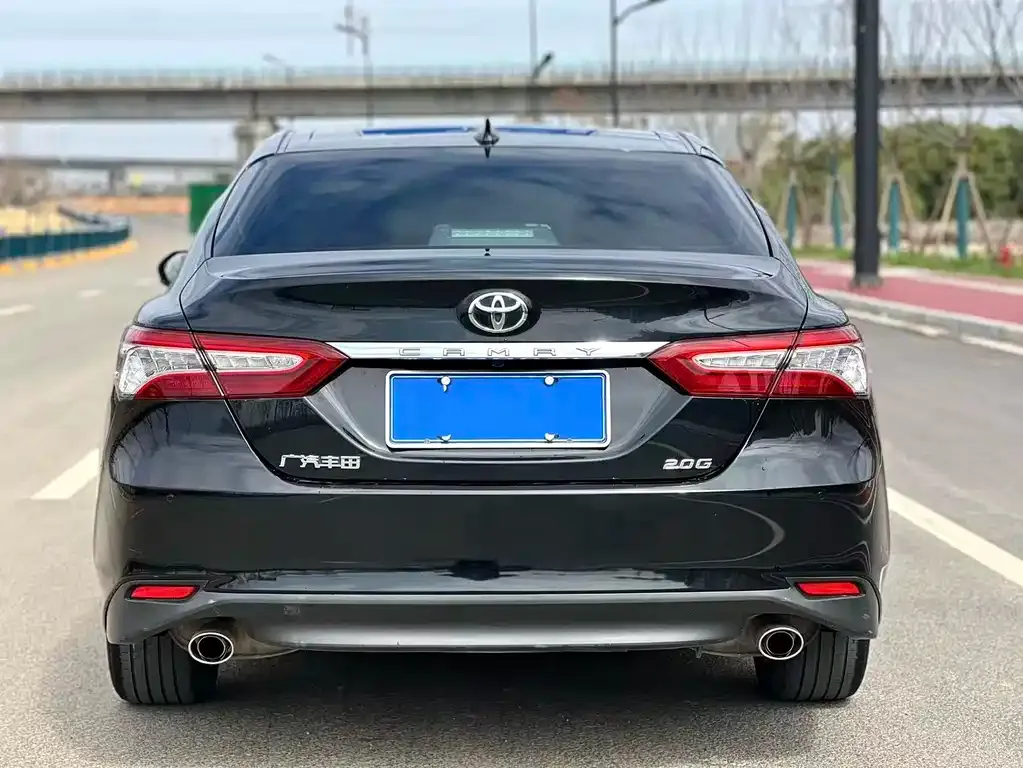 Toyota Camry — фото 2