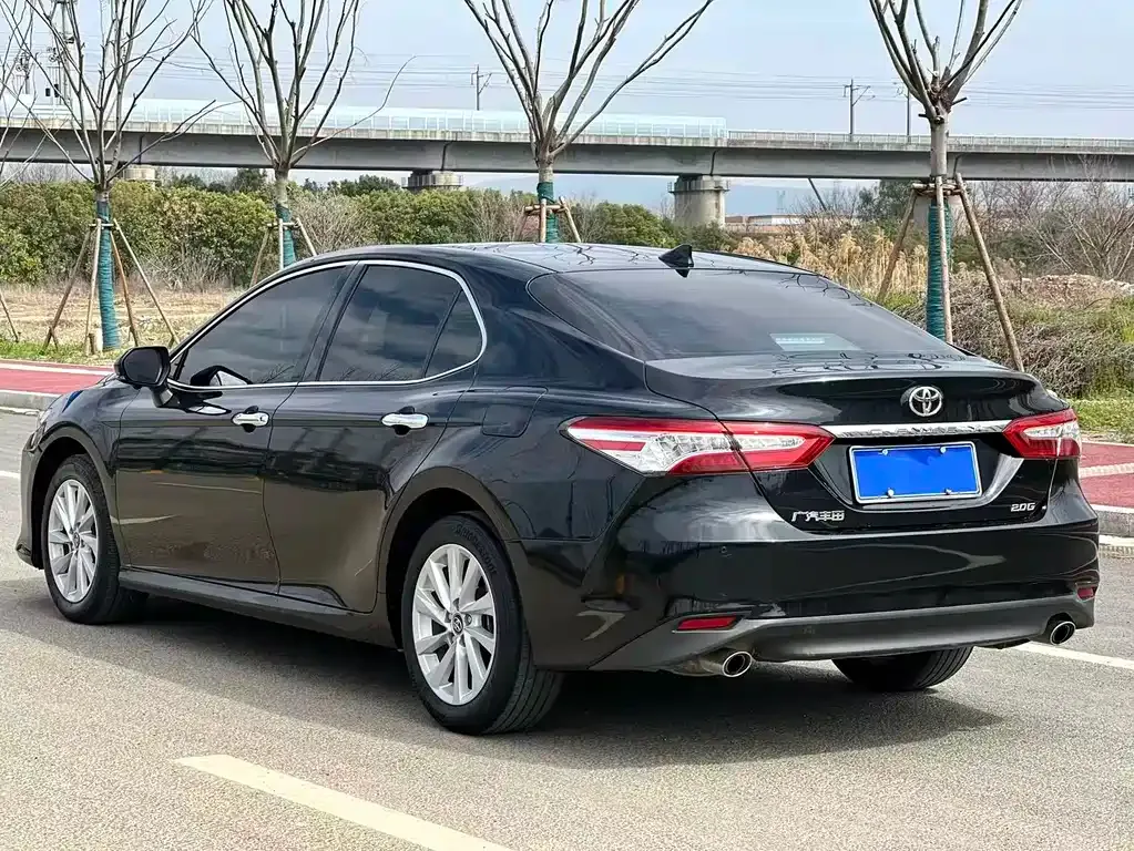 Toyota Camry — фото 5