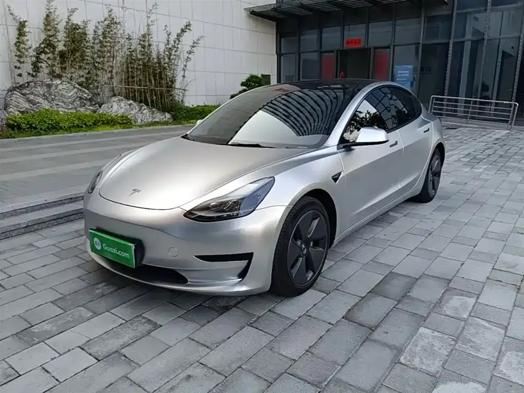Tesla Model 3 — фото 1