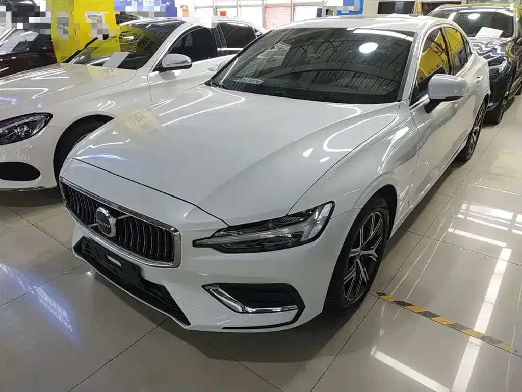 Volvo S60 — фото 1
