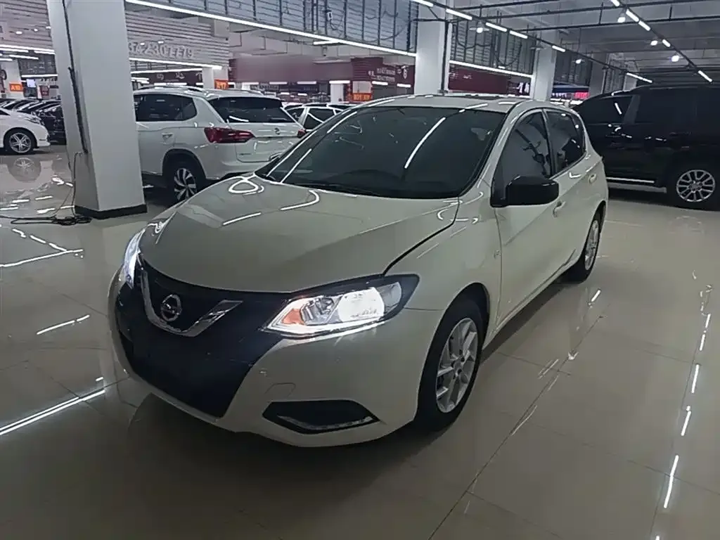 Nissan Tiida — фото 1