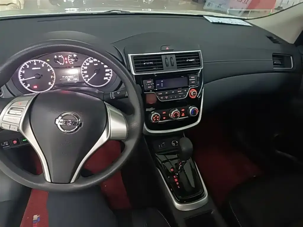 Nissan Tiida — фото 2