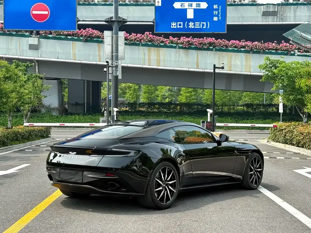 Aston Martin DB11 — фото 5