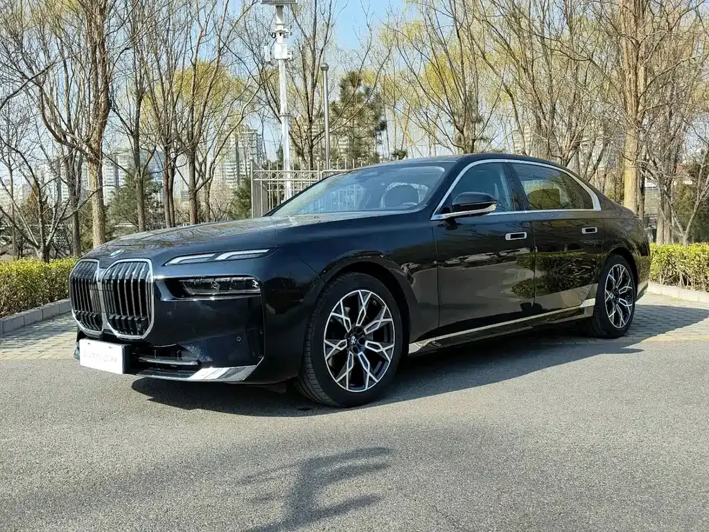 BMW 7 Series — фото 1