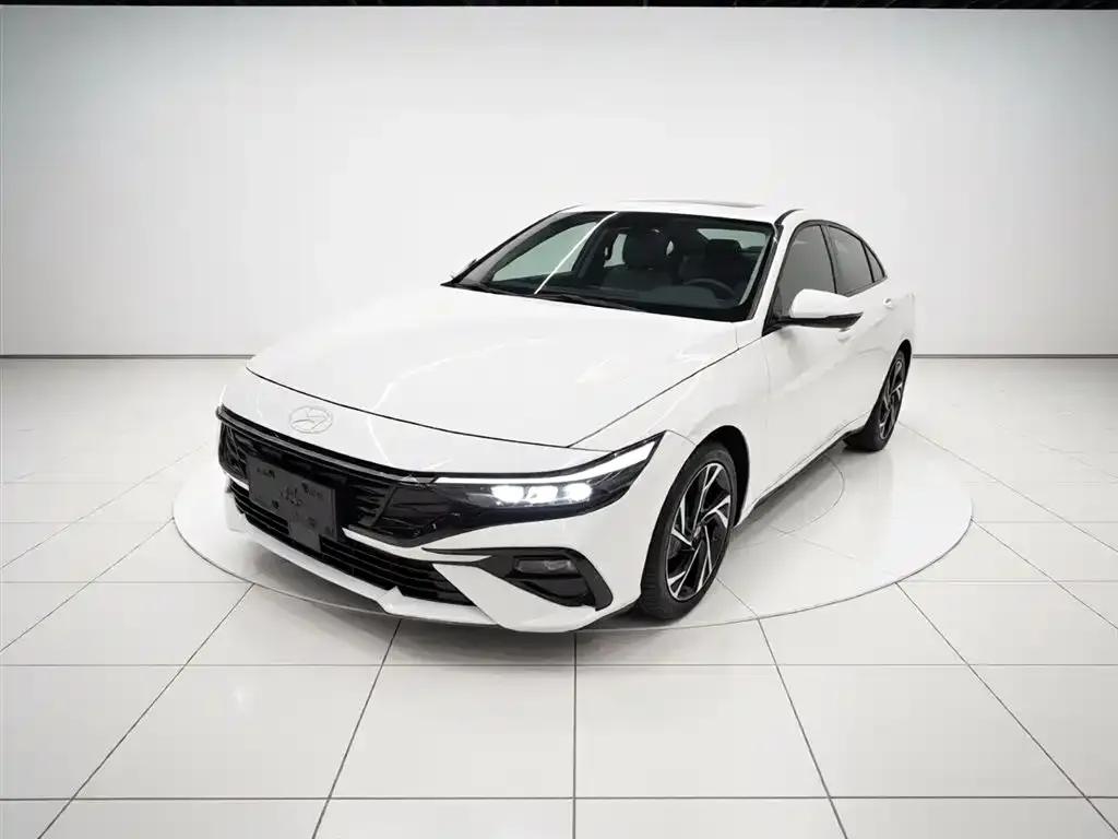 Hyundai Elantra — фото 1