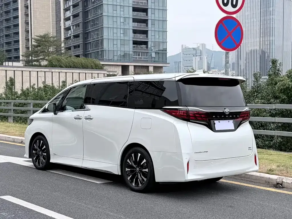 Toyota Alphard — фото 3