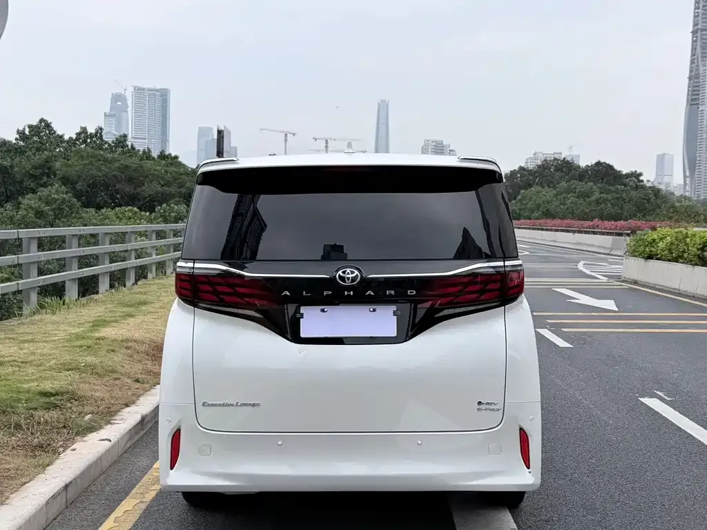 Toyota Alphard — фото 6