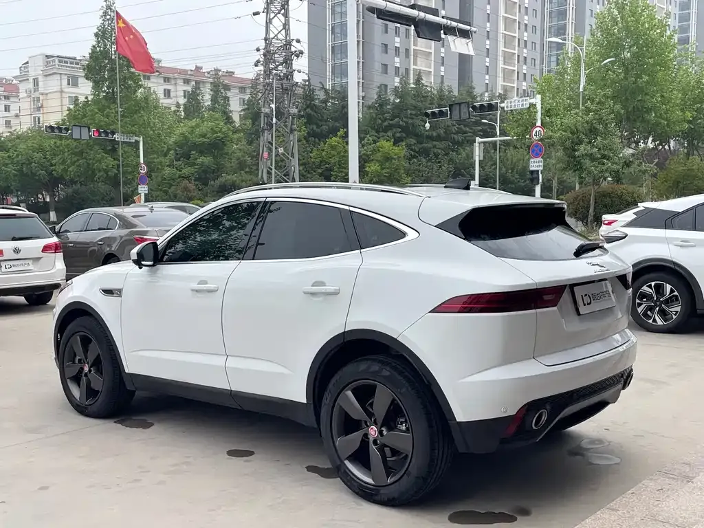 Jaguar E-PACE — фото 9