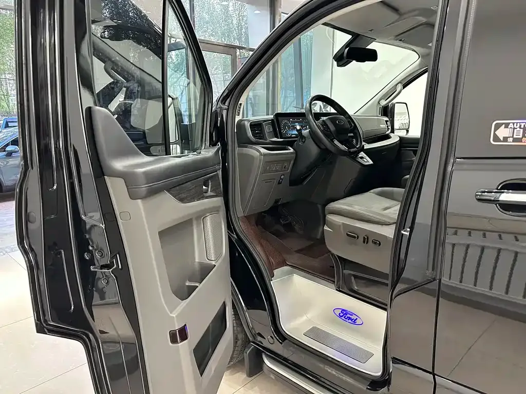Ford Tourneo — фото 10