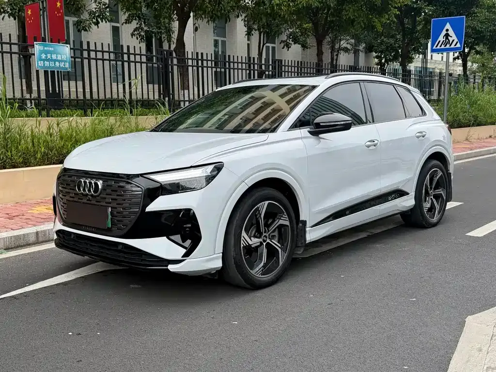 Audi Q4 e-tron — фото 1