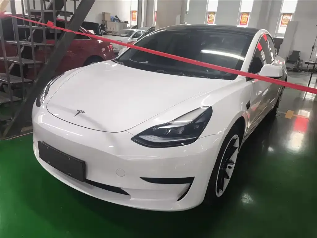 Tesla Model 3 — фото 1