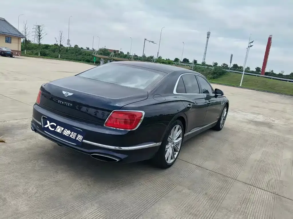 Bentley Flying Spur — фото 9
