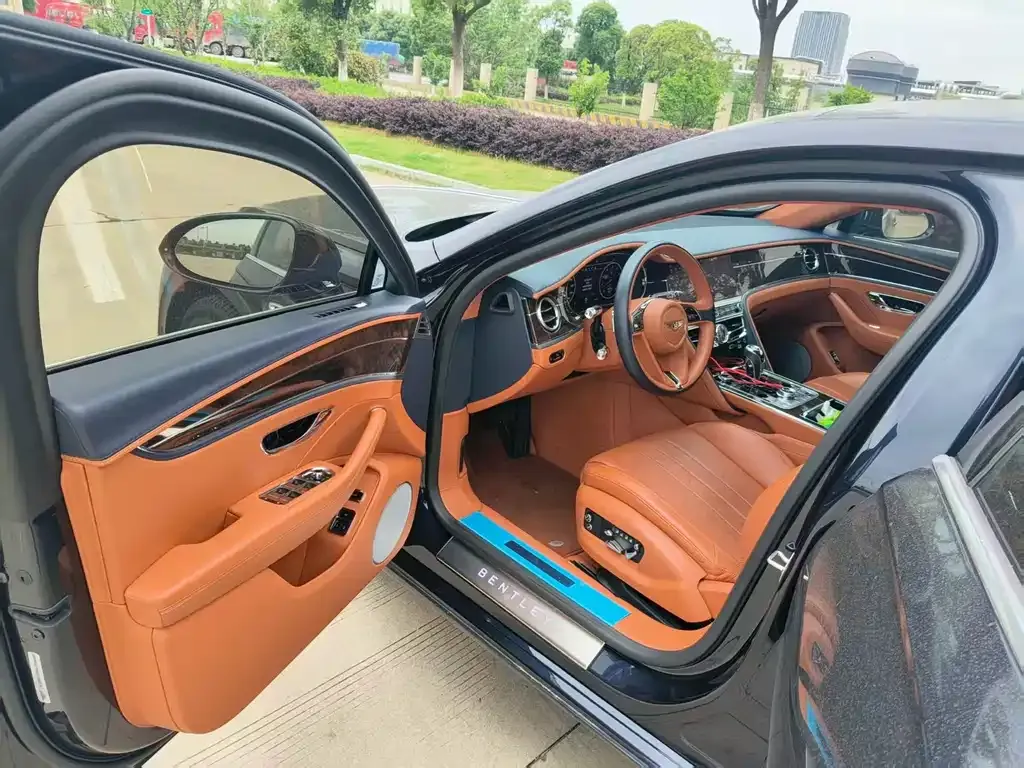 Bentley Flying Spur — фото 6