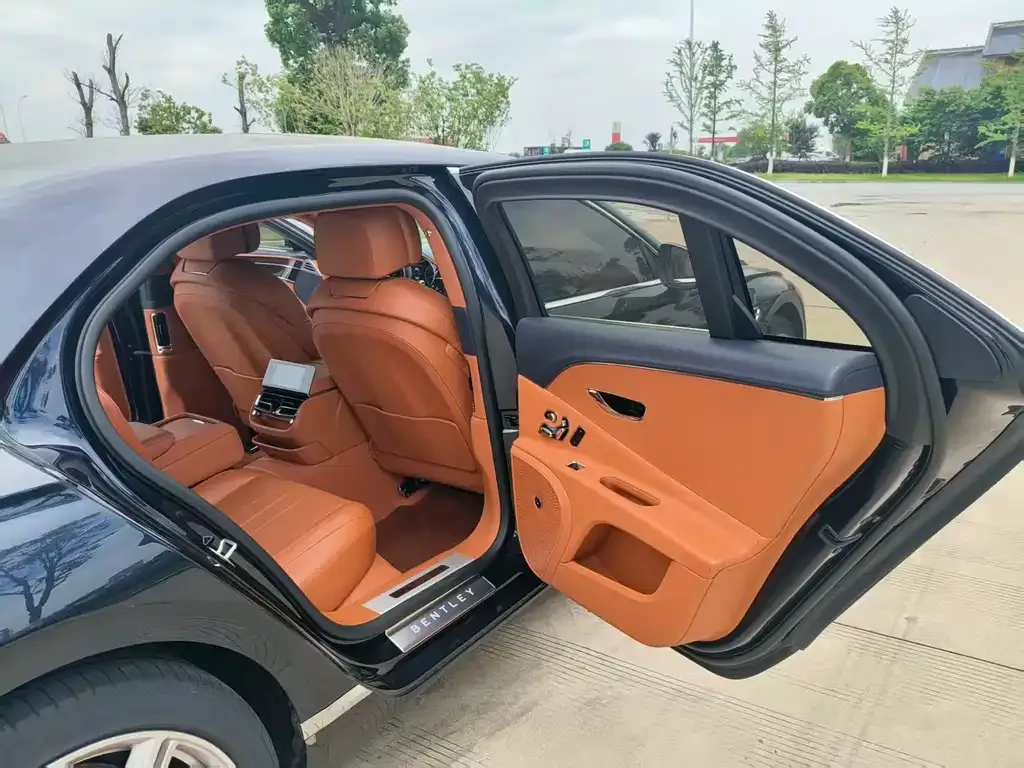 Bentley Flying Spur — фото 4