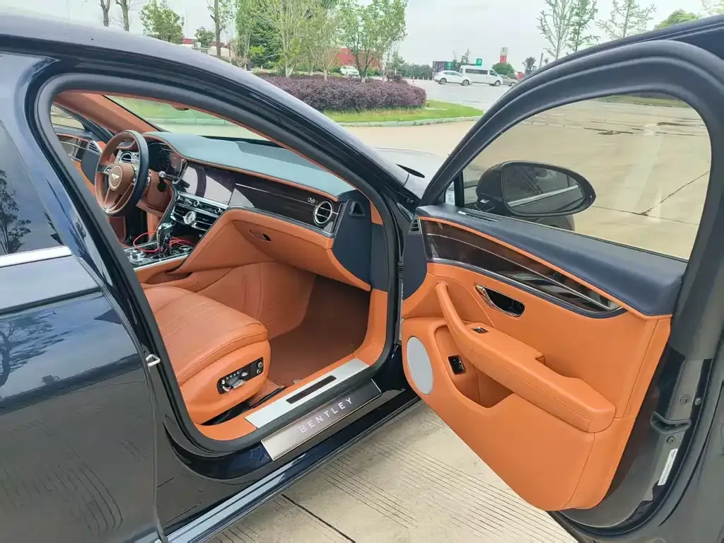 Bentley Flying Spur — фото 3