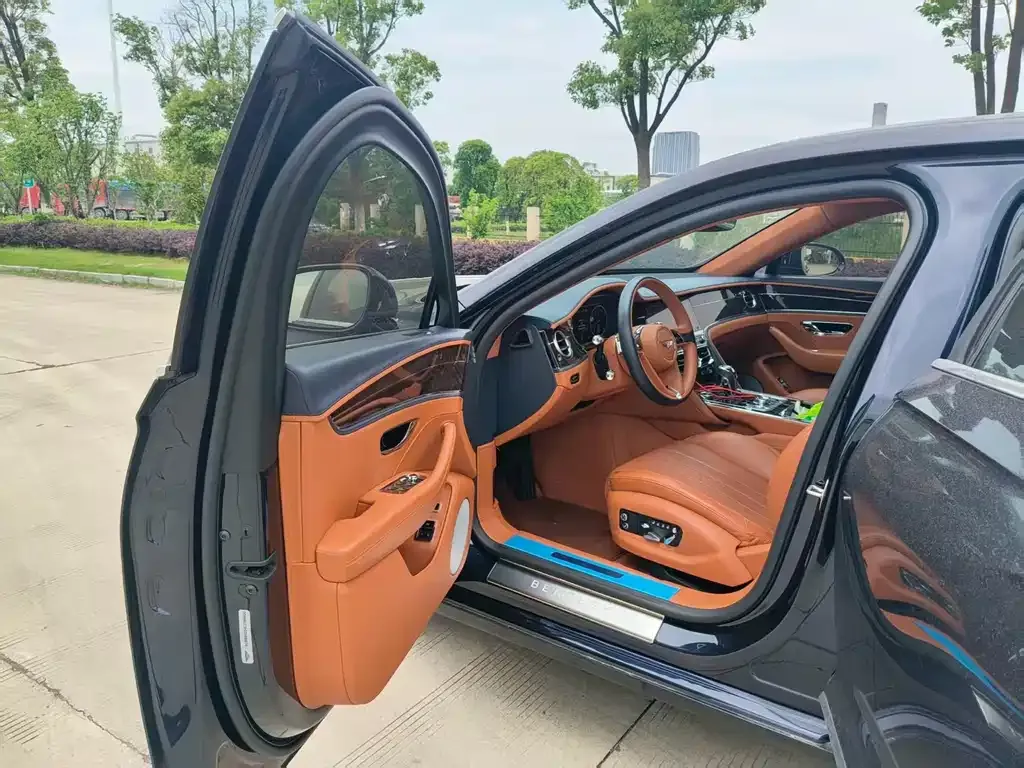 Bentley Flying Spur — фото 2