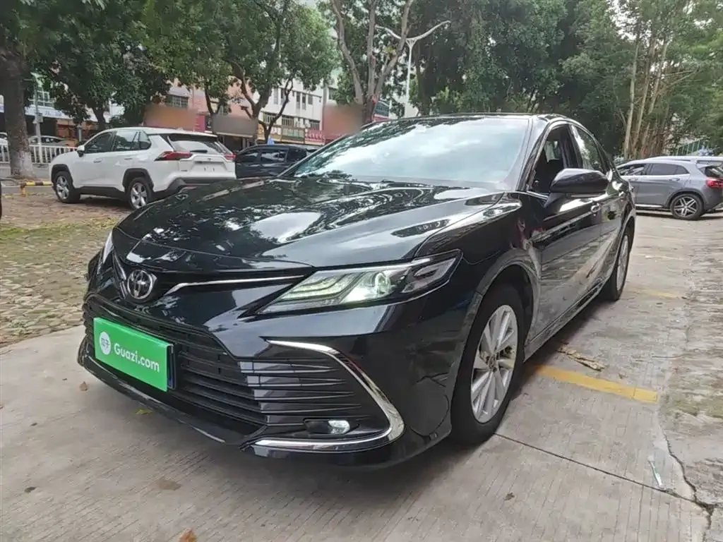 Toyota Camry — фото 1