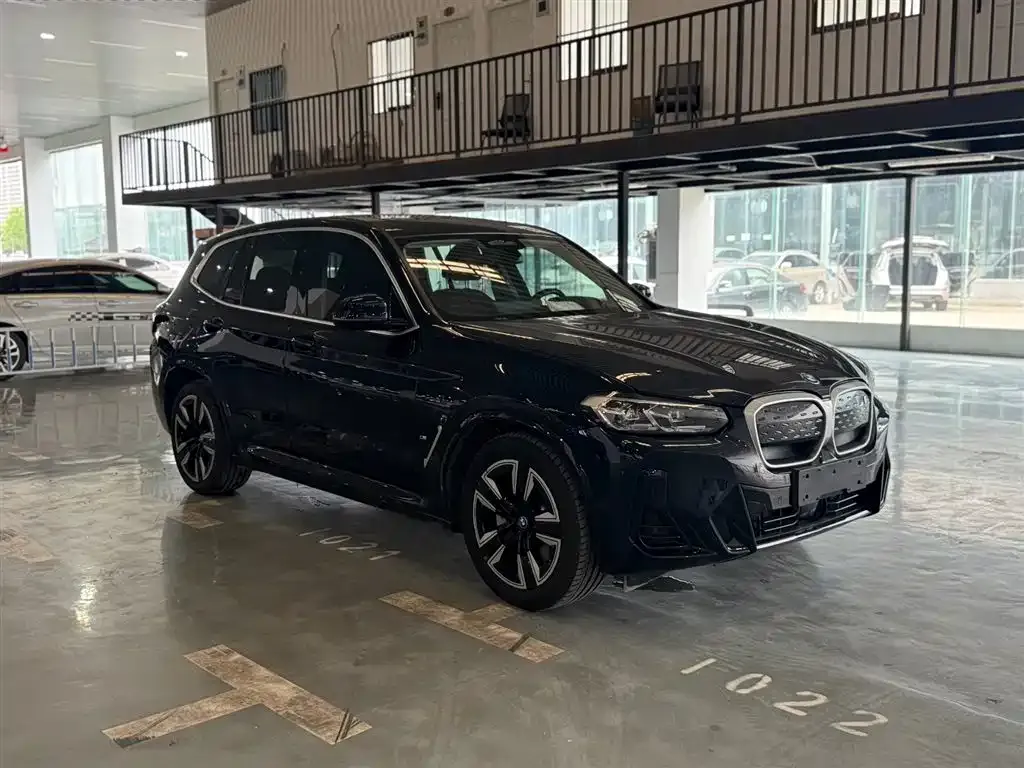 BMW iX3 — фото 8