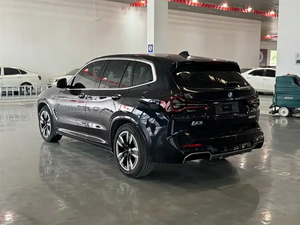 BMW iX3 — фото 9
