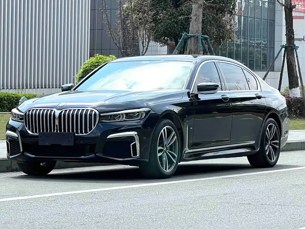 BMW 7 Series — фото 1