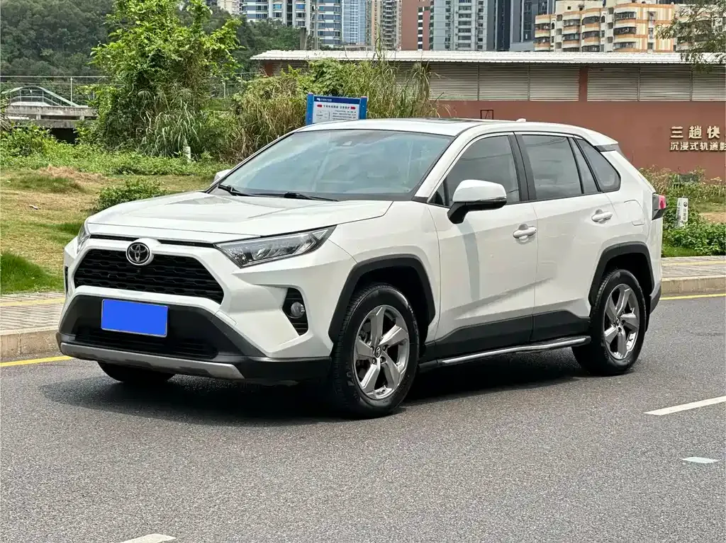 Toyota RAV4 — фото 1