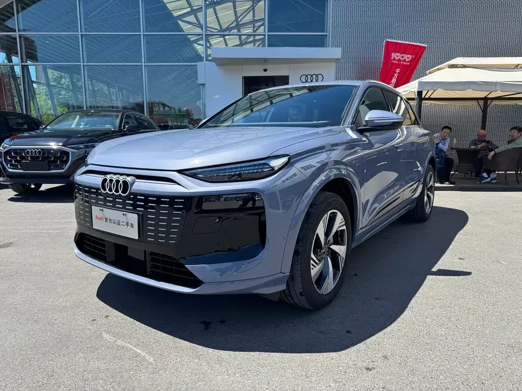 Audi Q6L e-tron — фото 1