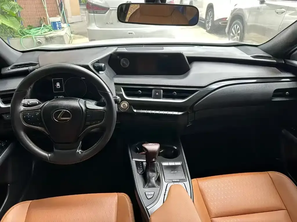 Lexus UX — фото 3