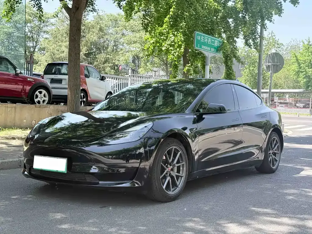 Tesla Model 3 — фото 1