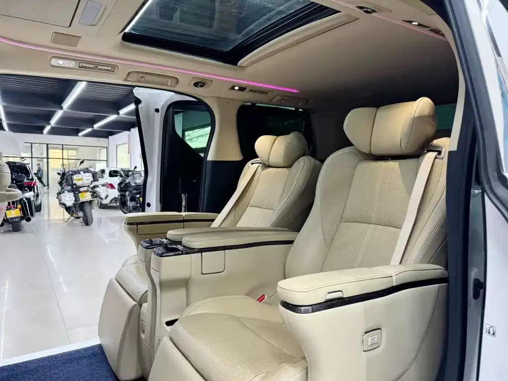 Toyota Alphard — фото 9