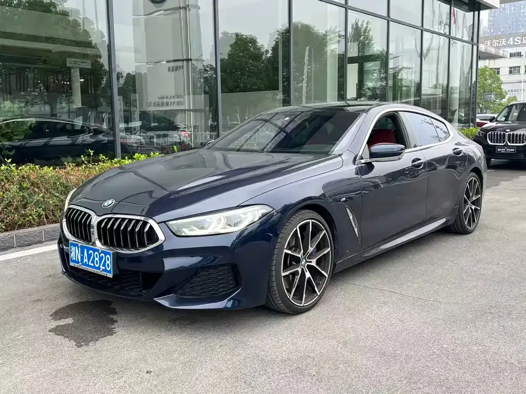 BMW 8 Series — фото 1