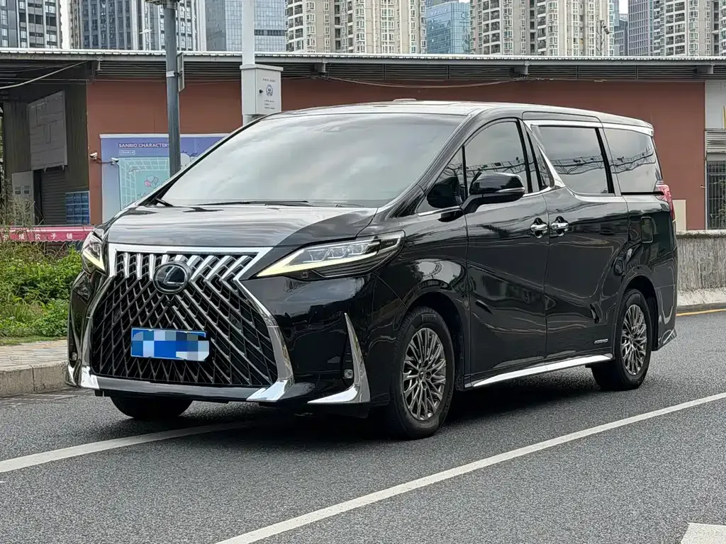 Lexus LM — фото 1