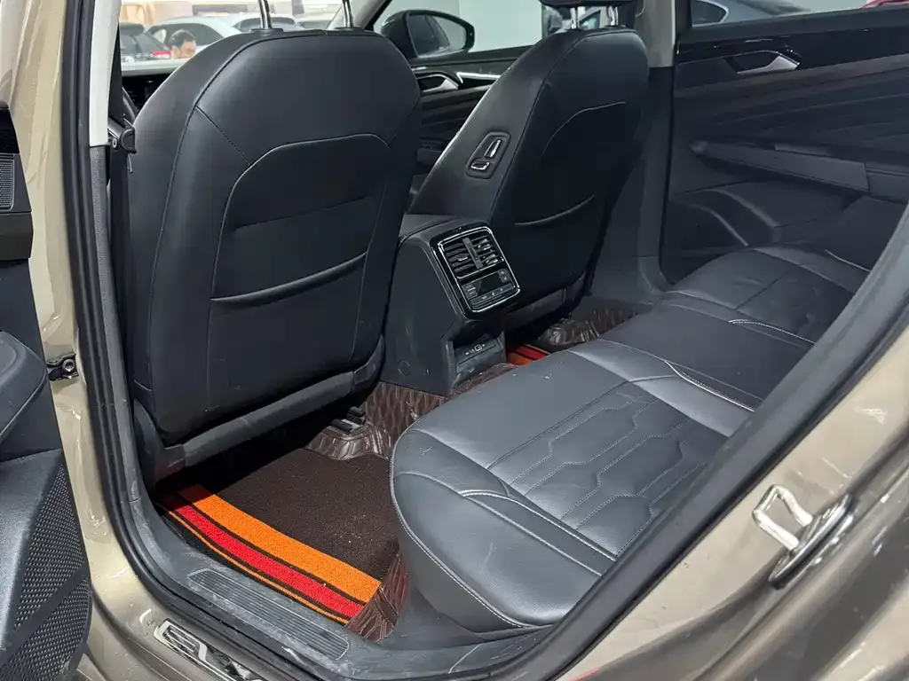Volkswagen Passat — фото 8