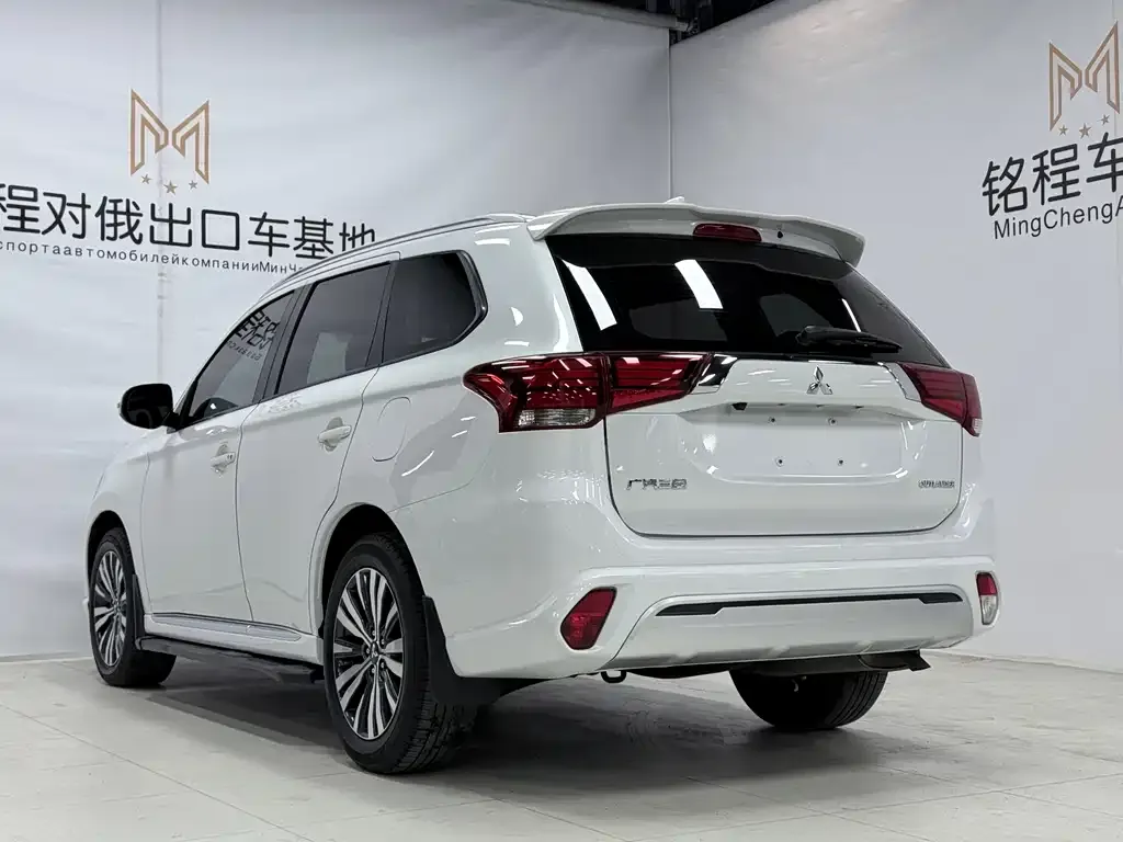 Mitsubishi Outlander — фото 9