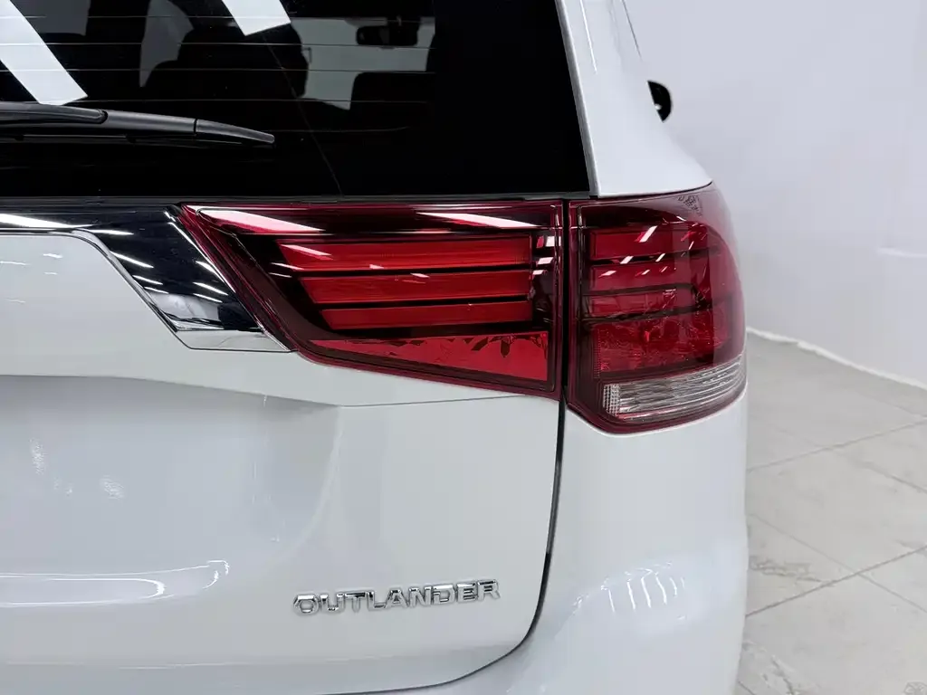 Mitsubishi Outlander — фото 3