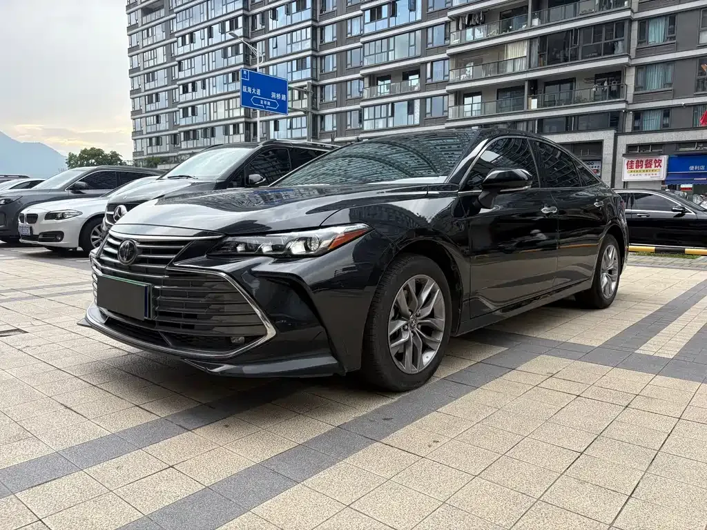 Toyota Avalon — фото 1