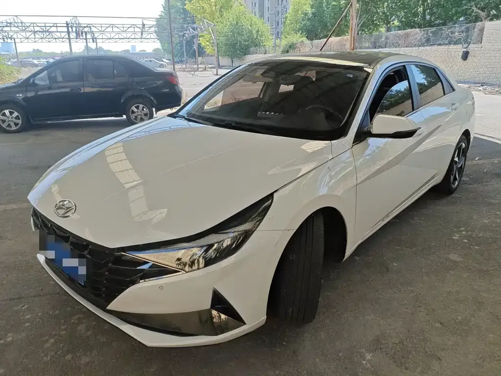 Hyundai Elantra — фото 1