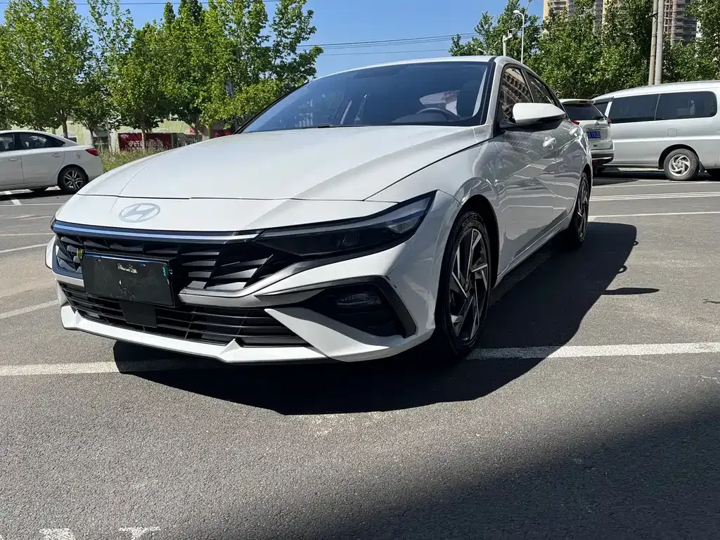 Hyundai Elantra — фото 1