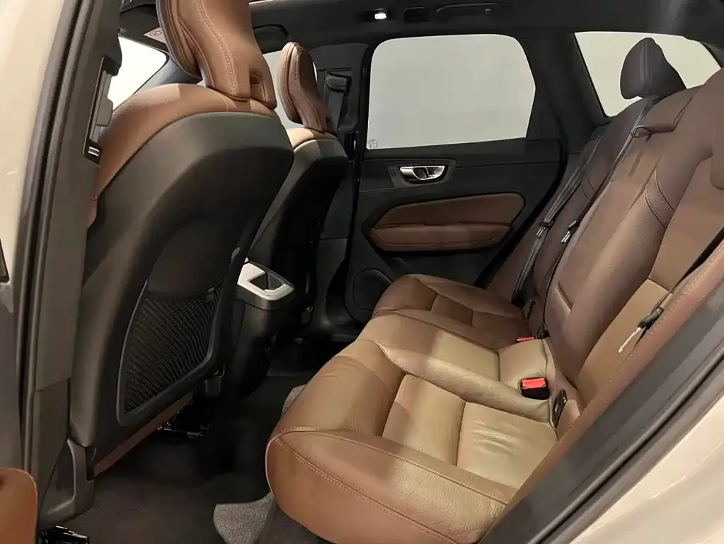 Volvo XC60 — фото 10