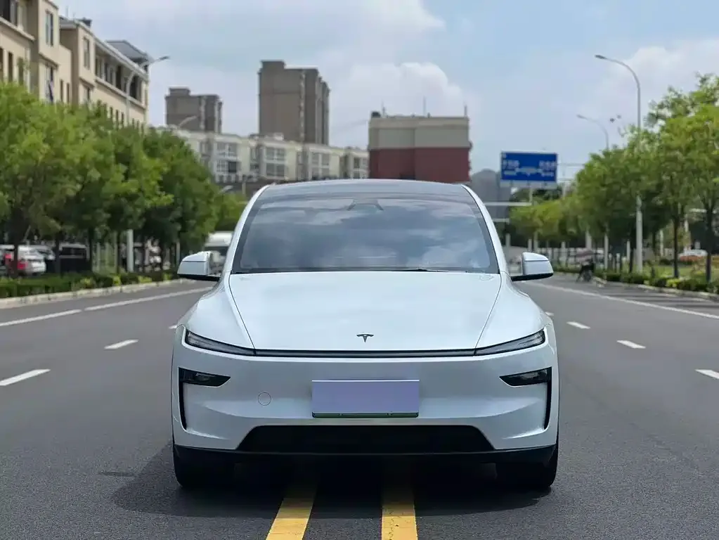 Tesla Model Y L — фото 4