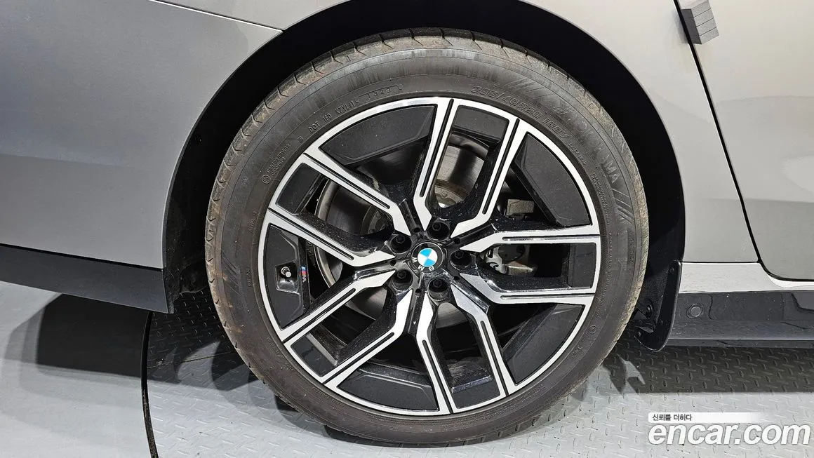 BMW i7 — фото 9